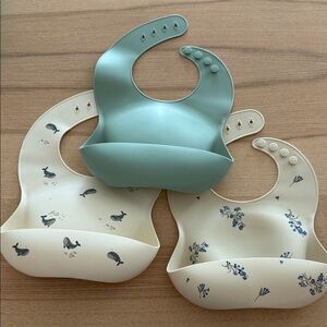 Mushie - Silicone Baby Bib Set - Green and Cream